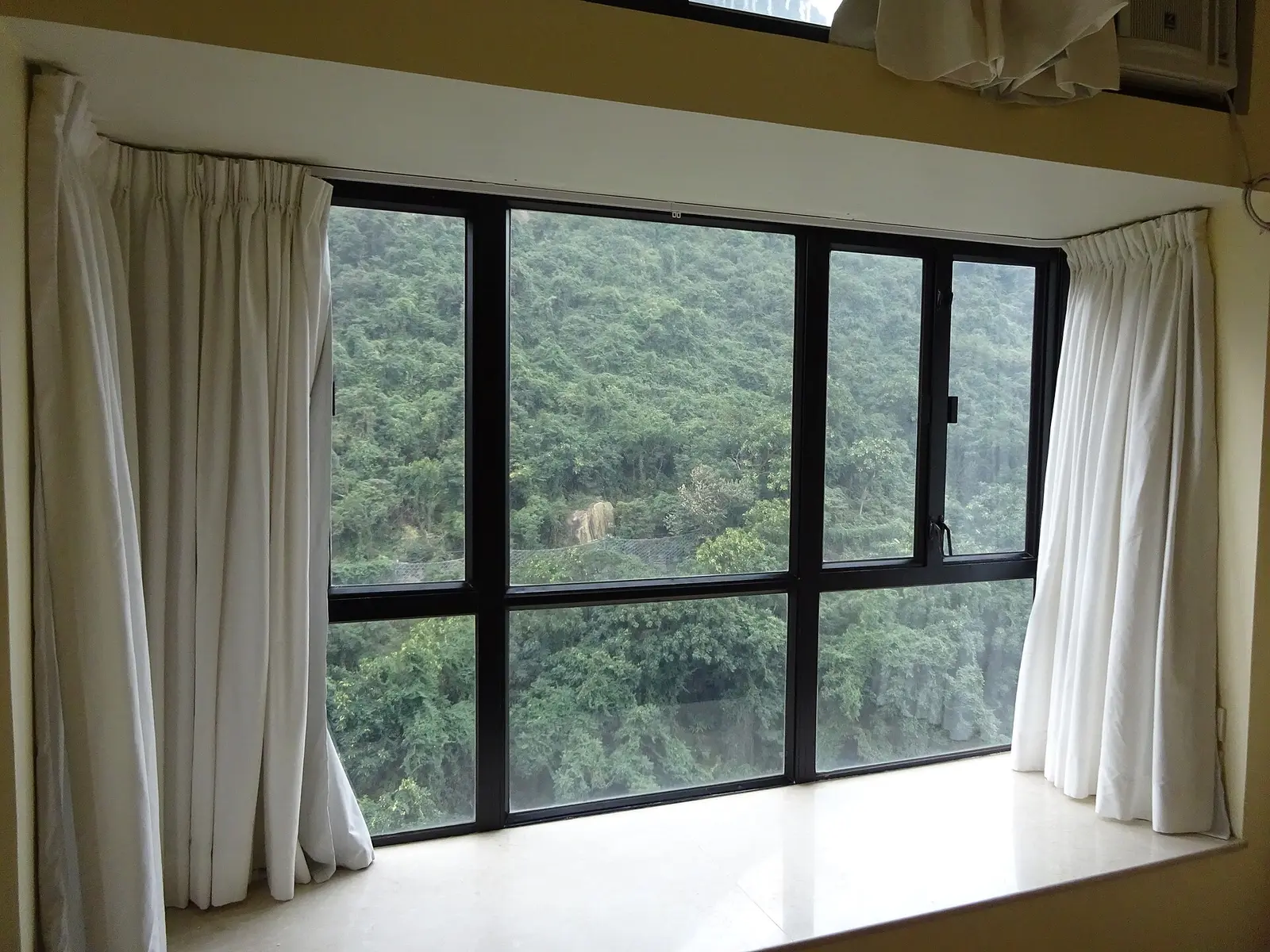 Điều khiển rèm phòng ngủ bằng ứng dụng điện thoại và lịch hẹn giờ